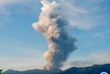 Gunung Dukono di Maluku Utara meletus lontarkan abu setinggi 4.000 meter