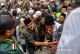 Calon Wakil Presiden nomor urut 1 Muhaimin Iskandar menyalami pendukungnya saat tiba untuk melakukan kampanye di Islamic Center, Kabupaten Sumedang, Jawa Barat, Rabu (3/1/2024). Dalam kampanyenya di Kabupaten Sumedang, Muhaimin Iskandar berkesempatan untuk menghadiri silaturahmi bersama Laskar Santri Sumedang serta melakukan doa bersama untuk warga terdampak gempa. ANTARA FOTO/Raisan Al Farisi/agr