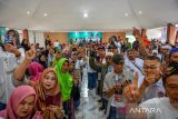 Pendukung dari calon wakil presiden nomor urut 1 menunggu kedatangan Muhaimin Iskandar untuk melakukan kampanye di Islamic Center, Kabupaten Sumedang, Jawa Barat, Rabu (3/1/2024). Dalam kampanyenya di Kabupaten Sumedang, Muhaimin Iskandar berkesempatan untuk menghadiri silaturahmi bersama Laskar Santri Sumedang serta melakukan doa bersama untuk warga terdampak gempa. ANTARA FOTO/Raisan Al Farisi/agr