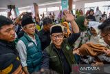 Calon Wakil Presiden nomor urut 1 Muhaimin Iskandar menyalami pendukungnya saat kampanye di Islamic Center, Kabupaten Sumedang, Jawa Barat, Rabu (3/1/2024). Dalam kampanyenya di Kabupaten Sumedang, Muhaimin Iskandar berkesempatan untuk menghadiri silaturahmi bersama Laskar Santri Sumedang serta melakukan doa bersama untuk warga terdampak gempa. ANTARA FOTO/Raisan Al Farisi/agr