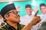 Calon Wakil Presiden nomor urut 1 Muhaimin Iskandar melakukan kampanye di Islamic Center, Kabupaten Sumedang, Jawa Barat, Rabu (3/1/2024). Dalam kampanyenya di Kabupaten Sumedang, Muhaimin Iskandar berkesempatan untuk menghadiri silaturahmi bersama Laskar Santri Sumedang serta melakukan doa bersama untuk warga terdampak gempa. ANTARA FOTO/Raisan Al Farisi/agr