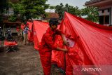 Petugas menyiapkan tenda darurat bagi warga terdampak gempa di Cipameungpeuk, Kabupaten Sumedang, Jawa Barat, Rabu (3/1/2024). Pemerintah Kabupaten Sumedang menetapkan status tanggap darurat bencana gempa bumi sejak 1 Januari hingga 7 Januari 2024 dengan memfokuskan penanganan bagi masyarakat yang terdampak. ANTARA FOTO/Raisan Al Farisi/agr