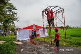 Petugas menyiapkan infrastruktur kelistrikan bagi warga pengungsi di Babakan Hurip, Kabupaten Sumedang, Jawa Barat, Rabu (3/1/2024). Pemerintah Kabupaten Sumedang menetapkan status tanggap darurat bencana gempa bumi sejak 1 Januari hingga 7 Januari 2024 dengan memfokuskan penanganan bagi masyarakat yang terdampak. ANTARA FOTO/Raisan Al Farisi/agr