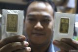 Harga emas Antam turun Rp10.000 per gram