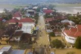 Foto udara kawasan permukiman yang terendam banjir di Hamparan Rawang, Sungai Penuh, Jambi, Rabu (3/1/2024). Data BPBD Sungai Penuh menyebutkan, ribuan rumah warga di empat kecamatan di kota itu meliputi Hamparan Rawang, Koto Baru, Kumun Debai, dan Tanah Kampung terendam banjir sejak Minggu (31/12/2023) akibat tingginya intensitas hujan dalam beberapa minggu terakhir. ANTARA FOTO/Wahdi Septiawan/nym.