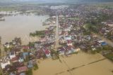 Foto udara kawasan permukiman yang terendam banjir di Hamparan Rawang, Sungai Penuh, Jambi, Rabu (3/1/2024). Data BPBD Sungai Penuh menyebutkan, ribuan rumah warga di empat kecamatan di kota itu meliputi Hamparan Rawang, Koto Baru, Kumun Debai, dan Tanah Kampung terendam banjir sejak Minggu (31/12/2023) akibat tingginya intensitas hujan dalam beberapa minggu terakhir. ANTARA FOTO/Wahdi Septiawan/nym.
