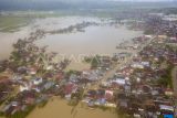 Foto udara kawasan permukiman yang terendam banjir di Hamparan Rawang, Sungai Penuh, Jambi, Rabu (3/1/2024). Data BPBD Sungai Penuh menyebutkan, ribuan rumah warga di empat kecamatan di kota itu meliputi Hamparan Rawang, Koto Baru, Kumun Debai, dan Tanah Kampung terendam banjir sejak Minggu (31/12/2023) akibat tingginya intensitas hujan dalam beberapa minggu terakhir. ANTARA FOTO/Wahdi Septiawan/nym.

