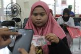 Warga menerima Bantuan Langsung Tunai (BLT) peralihan dari bantuan permakanan di Kantor Kecamatan Pabean Cantian, Surabaya, Jawa Timur, Kamis (4/1/2024). Pemerintah Kota Surabaya mulai menyalurkan BLT senilai RP200 ribu per penerima manfaat per bulan kepada 109 warga di kecamatan itu dan total penerima BLT tersebut di Kota Surabaya sebanyak 8.310 orang di 31 kecamatan di Surabaya. Antara Jatim/Didik Suhartono.