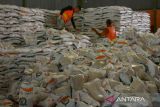 Pekerja menata karung berisi beras ukuran 10 kilogram di gudang  Perum Bulog Kanwil provinsi Aceh, kabupaten Aceh Besar, Kamis (4/1/2024). Badan Pengan Nasional (Bapanas)  menggunakan data terbaru kembali menyalurkan bantuan pangan beras awal tahun 2024 kepada sebanyak 22 juta  keluarga penerima manfaat (KPM) atau meningkat sekitar 8 persen dibanding tahun 2023 sebanyak 21,3 juta KPM dan bantuan pangan tersebut akan dilanjutkan pada Februari dan Maret. ANTARA FOTO/Ampelsa.