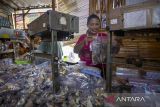Pekerja mengemas kerupuk kulit di desa Babadan, Indramayu, Jawa Barat, Jumat (5/1/2024). Pemerintah menyiapkan anggaran untuk subsidi bunga Kredit Usaha Rakyat (KUR) sebesar Rp47,78 triliun pada 2024. ANTARA FOTO/Dedhez Anggara/agr
