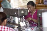 Pekerja menyelesaikan pembungkusan kerupuk kulit di desa Babadan, Indramayu, Jawa Barat, Jumat (5/1/2024). Pemerintah menyiapkan anggaran untuk subsidi bunga Kredit Usaha Rakyat (KUR) sebesar Rp47,78 triliun pada 2024. ANTARA FOTO/Dedhez Anggara/agr