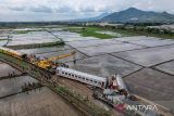 Foto udara petugas yang mengoperasikan alat berat untuk mengevakuasi rangkaian kereta yang mengalami kecelakaan di Cicalengka, Kabupaten Bandung, Jawa Barat, Jumat (5/1/2024). Selama proses evakuasi berlangsung, PT KAI mengalihkan jalur kereta api menuju selatan ke jalur utara . ANTARA FOTO/Raisan Al Farisi/agr