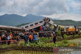 Petugas mengevakuasi rangkaian kereta yang mengalami kecelakaan di Cicalengka, Kabupaten Bandung, Jawa Barat, Jumat (5/1/2024). Selama proses evakuasi berlangsung, PT KAI mengalihkan jalur kereta api menuju selatan ke jalur utara . ANTARA FOTO/Raisan Al Farisi/agr