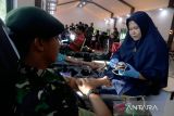 Petugas Palang Merah Indonesia (PMI)  mengambil darah prajurit Batalyon Infantri-112/Darma Jaya Kodam Iskandar Muda, di kabupaten Aceh Besar, Aceh, Jumat (5/1/2024). Bhakti sosial donor darah itu merupakan kegiatan rutin TNI di Aceh untuk pemenuhan ketersediaan darah di PMI dan  masyarakat Aceh. ANTARA FOTO/Ampelsa.