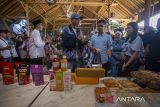 Calon wakil presiden nomor urut 02 Gibran Rakabuming Raka (tiga kanan) melihat produk UMKM di sentra Batik Trusmi, Cirebon, Jawa Barat, Sabtu (6/1/2024). Kunjungan tersebut untuk mendengar aspirasi dan berdialog dengan para pelaku UMKM di Cirebon. ANTARA FOTO/Dedhez Anggara/agr