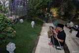 Calon wakil presiden nomor urut 1 Muhaimin Iskandar (kanan) didampingi isteri Rustini Murtadho berdoa saat berziarah ke Makam Sunan Ampel di Surabaya, Jawa Timur, Sabtu (6/1/2024). Muhaimin Iskandar mengunjungi sejumlah wilayah di Jawa Timur di antaranya Kota Surabaya untuk berziarah dan berdoa di Makam Sunan Ampel. Antara Jatim/Moch Asim.
