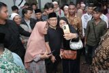 Calon wakil presiden nomor urut 1 Muhaimin Iskandar (tengah) melayani permintaan warga untuk berfoto saat berziarah ke Makam Sunan Ampel di Surabaya, Jawa Timur, Sabtu (6/1/2024). Muhaimin Iskandar mengunjungi sejumlah wilayah di Jawa Timur di antaranya Kota Surabaya untuk berziarah dan berdoa di Makam Sunan Ampel. Antara Jatim/Moch Asim.