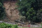 Tim SAR Gabungan mengevakuasi sisa puing akibat bencana longsor di Desa Pasanggrahan, Kecamatan Kasomalang, Subang, Jawa Barat, Senin (8/1/2024). Sedikitnya dua orang korban meninggal dunia dan 9 korban mengalami luka luka akibat longsor yang terjadi di sekitar objek wisata dan sumber mata air Cipondok, Subang, saat debit curah hujan tinggi pada Minggu (7/1/2024). ANTARA FOTO/Novrian Arbi/agr
