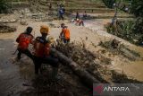 Tim SAR Gabungan mengevakuasi sisa puing akibat bencana longsor di Desa Pasanggrahan, Kecamatan Kasomalang, Subang, Jawa Barat, Senin (8/1/2024). Sedikitnya dua orang korban meninggal dunia dan 9 korban mengalami luka luka akibat longsor yang terjadi di sekitar objek wisata dan sumber mata air Cipondok, Subang, saat debit curah hujan tinggi pada Minggu (7/1/2024). ANTARA FOTO/Novrian Arbi/agr
