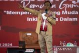 Calon Wakil Presiden nomor urut 3 Mahfud MD memberikan orasi saat bertemu dengan Pemuda Gama Pantura di Indramayu, Jawa Barat, Senin (8/1/2024). Mahfud MD menghadiri deklarasi dukungan dari Pemuda Gama Pantura kepada pasangan Ganjar - Mahfud pada Pilpres 2024. ANTARA FOTO/Dedhez Anggara/agr