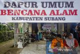 Petugas mendata warga di Posko pengungsian dan dapur umum bencana longsor di Desa Pasanggrahan, Kecamatan Kasomalang, Subang, Jawa Barat, Senin (8/1/2024). Berdasarkan data BPBD Jawa Barat, sebanyak 49 jiwa warga terdampak longsor di Subang terp[aksa mengungsi semenatar akibat retakan tanah di area pemukiman yang disebabkan longsor yang terjadi pada Minggu (7/1/2024). ANTARA FOTO/Novrian Arbi/agr