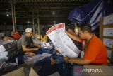 Pekerja melakukan pelipatan surat suara Pemilu 2024 di gudang logistik Komisi Pemilihan Umum (KPU) Kabupaten Indramayu, Jawa Barat, Senin (8/1/2024). KPU Kabupaten Indramayu mulai melakukan penyortiran dan pelipatan surat suara Presiden, DPR RI, DPD RI, DPRD Provinsi dan DPRD Kabupaten/Kota sebanyak 7.020.460 dalam kurun waktu 15 hari dengan melibatkan 700 orang pekerja. ANTARA FOTO/Dedhez Anggara/agr