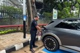 Ini inovasi PLN jadikan tiang listrik sebagai tempat pengisian daya mobil listrik