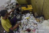 Pekerja mendaur ulang sampah plastik di Bank Sampah Ciamis (BSC), Kabupaten Ciamis, Jawa Barat, Senin (8/1/2024). Sebagai upaya membantu pemerintah dalam mengatasi masalah sampah rumah tangga, BSC membuat aplikasi 