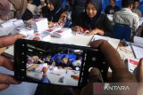 Pekerja melipat surat suara Pemilu 2024 di gudang Komisi Independen Pemilihan (KIP) Kota Lhokseumawe, Aceh, Selasa (9/1/2024). KIP Lhokseumawe mulai melakukan pelipatan 687.215 surat suara Pilpres, DPR RI, DPD, DPRA, dan DPRK dengan memberdayakan 100 pekerja yang ditargetkan selesai 15 Januari mendatang. ANTARA/Rahmad
