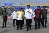 Presiden Joko Widodo (keempat kiri), didampingi Panglima TNI Jenderal TNI Agus Subiyanto (kiri), Mendag Zulkifli Hasan (kedua kiri), Menteri PUPR Basuki Hadimuljono (ketiga kiri), Anggota Komisi V DPR Mulyadi (kedua kanan) dan Menteri ATR/Kepala BPN Hadi Tjahjanto meninjau Jalan Tol Pamulang-Cinere-Raya Bogor usai diresmikan di Gerbang Tol Limo Utama, Depok, Jawa Barat, Senin (8/1/2024). Presiden menyatakan tol sepanjang 14,8 kilometer dengan total investasi yang dikeluarkan Rp4 triliun tersebut akan melengkapi struktur jaringan jalan tol di Jabodetabek. ANTARA FOTO/Sigid Kurniawan/aww.         