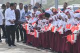 Presiden Joko Widodo (kiri) menyapa anak-anak sekolah dalam peresmian Jalan Tol Pamulang-Cinere-Raya Bogor di Gerbang Tol Limo Utama, Depok, Jawa Barat, Senin (8/1/2024). Presiden menyatakan tol sepanjang 14,8 kilometer dengan total investasi yang dikeluarkan Rp4 triliun tersebut akan melengkapi struktur jaringan jalan tol di Jabodetabek. ANTARA FOTO/Sigid Kurniawan/aww.