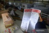 Pekerja Emak emak  atau perempaun melipat kertas suara pemilu 2024 di gudang Komisi Independen Pemilihan (KIP) , kabupaten Aceh Besar, Aceh, Rabu (10/1/2024). Komisi Independen Pemilihan di daerah itu memberdayakan pekerja emak emak atau perempuan untuk pelipatan kertas suara pemilu 2024 dengan upah Rp350 hingga Rp450 perlembar guna membantu perekonomian masyarakat. desa.  ANTARA FOTO/Ampelsa.