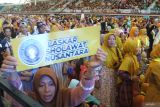 Sejumlah ibu-ibu mengikuti Apel Sholawat Kebangsaan di Jember Sport Garden, Jember, Jawa Timur, Rabu (10/1/2024). Apel Sholawat Kebangsaan dihadiri calon wakil presiden nomor urut 2 Gibran Rakabuming Raka itu digelar oleh Laskar Sholawat Nusantara dan dikuti oleh ribuan ibu-ibu pengajian. Antara Jatim/Seno.