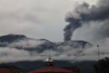 Sebanyak 100 orang warga Bukit Batabuah Agam di zona tidak aman dari erupsi Marapi
