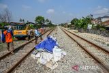 Pekerja menyelesaikan proyek pembangunan rel ganda di Guruminda, Bandung, Jawa Barat, Rabu (10/1/2024). Kementerian Perhubungan mempercepat pembangunan jalur ganda kereta api Bandung-Cicalengka yang hingga Desember 2023 pembangunan tersebut telah mencapai 75 persen serta ditargetkan rampung pada pertengahan 2024. ANTARA FOTO/Raisan Al Farisi/agr