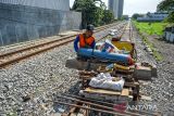 Pekerja menyiapkan peralatan pada proyek pembangunan rel ganda di Guruminda, Bandung, Jawa Barat, Rabu (10/1/2024). Kementerian Perhubungan mempercepat pembangunan jalur ganda kereta api Bandung-Cicalengka yang hingga Desember 2023 pembangunan tersebut telah mencapai 75 persen serta ditargetkan rampung pada pertengahan 2024. ANTARA FOTO/Raisan Al Farisi/agr