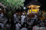 Pemuka agama Hindu memercikkan air suci ke sejumlah umat saat melakukan persembahyangan Hari Suci Siwaratri di Pura Agung Jagatnatha, Denpasar, Bali, Selasa (9/1/2024). Hari Siwaratri yang digelar di pura tersebut merupakan hari perenungan diri yang jatuh pada awal tahun 2024 sebagai momentum bagi umat Hindu untuk introspeksi diri dan melebur perbuatan buruk guna memperoleh pengampunan dari Tuhan. ANTARA FOTO/Nyoman Hendra Wibowo/wsj.