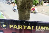 Alat peraga kampaye (APK) caleg dipaku di pohon di Jalan Pase Kota Lhokseumawe, Aceh, Rabu (10/1/024). Pemasangan APK dipaku di pohon itu melanggar UU Nomor 7 Tahun 2017 tentang pemilihan umum dan Peraturan KPU (PKPU) Nomor 23 Tahun 2018 tentang kampanye pemilihan umum dan UU Nomor 32 Tahun 2009 tentang perlindungan dan pengelolaan lingkungan hidup. ANTARA/Rahmad