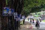 Alat peraga kampaye (APK) caleg dipaku di pohon di Jalan Pase Kota Lhokseumawe, Aceh, Rabu (10/1/024). Pemasangan APK dipaku di pohon itu melanggar UU Nomor 7 Tahun 2017 tentang pemilihan umum dan Peraturan KPU (PKPU) Nomor 23 Tahun 2018 tentang kampanye pemilihan umum dan UU Nomor 32 Tahun 2009 tentang perlindungan dan pengelolaan lingkungan hidup. ANTARA/Rahmad