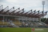 Pekerja melalukan renovasi bangunan Stadion Harapan Bangsa untuk PON XXI 2024  Aceh-Sumut di Banda Aceh, Aceh, Selasa (9/1/2024).  Renovasi dan pembangunan 12 venue PON XXI 2024 di Aceh dengan anggaran mencapai Rp 536,76 miliar  itu ditargetkan selesai tepat waktu dengan pelaksanaan 300 hari kalender setelah penandatangan kontrak kerja pada Desember 2023. ANTARA FOTO./Ampelsa.