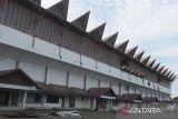 Pekerja melalukan renovasi bangunan Stadion Harapan Bangsa untuk PON XXI 2024  Aceh-Sumut di Banda Aceh, Aceh, Selasa (9/1/2024).  Renovasi dan pembangunan 12 venue PON XXI 2024 di Aceh dengan anggaran mencapai Rp 536,76 miliar  itu ditargetkan selesai tepat waktu dengan pelaksanaan 300 hari kalender setelah penandatangan kontrak kerja pada Desember 2023. ANTARA FOTO./Ampelsa.