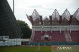 Pekerja melalukan renovasi bangunan Stadion Harapan Bangsa untuk  PON XXI 2024 Aceh-Sumut di Banda Aceh, Aceh, Selasa (9/1/2024).  Renovasi dan pembangunan 12 venue PON XXI 2024 di Aceh dengan anggaran mencapai Rp 536,76 miliar  itu ditargetkan selesai tepat waktu dengan pelaksanaan 300 hari kalender setelah penandatangan kontrak kerja pada Desember 2023. ANTARA FOTO./Ampelsa.ANTARA FOTO (ANTARA FOTO)