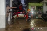 Petugas SAR mengevakuasi warga yang terdampak banjir luapan di permukiman padat Braga, Bandung, Jawa Barat, Kamis (11/1/2024). Sedikitnya 100 rumah warga di kawasan tersebut terendam banjir dan rusak akibat meluapnya aliran Sungai Cikapundung saat intensitas curah hujan tinggi. ANTARA FOTO/Novrian Arbi/agr
