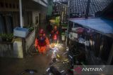 Petugas SAR melewati banjir luapan di permukiman padat Braga, Bandung, Jawa Barat, Kamis (11/1/2024). Sedikitnya 100 rumah warga di kawasan tersebut terendam banjir dan rusak akibat meluapnya aliran Sungai Cikapundung saat intensitas curah hujan tinggi. ANTARA FOTO/Novrian Arbi/agr
