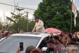 Calon Presiden nomor urut 02  Prabowo Subianto menyapa relawan saat menghadiri Konsolidasi Indonesia Maju di Pangkalpinang, Bangka Belitung, Kamis (11/01/2024). (ANTARA FOTO/ Aprionis)