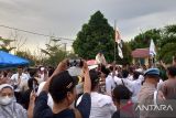 Calon Presiden nomor urut 02  Prabowo Subianto menyapa relawan saat menghadiri Konsolidasi Indonesia Maju di Pangkalpinang, Bangka Belitung, Kamis (11/01/2024). (ANTARA FOTO/ Aprionis)