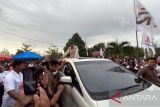 Calon Presiden nomor urut 02  Prabowo Subianto menyapa relawan saat menghadiri Konsolidasi Indonesia Maju di Pangkalpinang, Bangka Belitung, Kamis (11/01/2024). (ANTARA FOTO/ Aprionis)