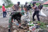 Forkopimda Natuna bersihkan tumpukan sampah di ruas jalan TPA Sebayar