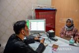 Petugas membantu warga yang akan melakukan aktivasi Identitas Kependudukan Digital melalui aplikasi di Kantor Dinas Kependudukan dan Pencatatan Sipil (Disdukcapil) Kota Bandung, Jawa Barat, Kamis (11/1/2024). Pemerintah Kota Bandung melalui Disdukcapil mencatat, hingga Kamis (11/1) sebanyak 48.981 masyarakat telah melalilam aktivasi identitas kependudukan digital. ANTARA FOTO/Raisan Al Farisi/agr
