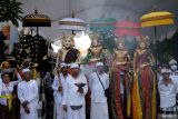 Umat Hindu membawa benda-benda sakral saat Upacara Pecaruan Laba Kama Durga di Pura Dalem Kerobokan, Kuta Utara, Badung, Bali, Rabu (10/1/2024). Upacara yang digelar setiap setahun sekali tersebut diikuti ratusan warga perwakilan dari 20 banjar di Desa Adat Kerobokan untuk menetralisir energi negatif sekaligus memohon anugerah dan kesejahteraan kepada Dewa Siwa. ANTARA FOTO/Nyoman Hendra Wibowo/wsj.